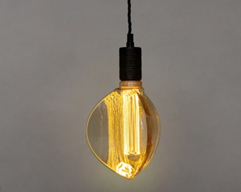AMPOULE LED À L’ÉCHELLE