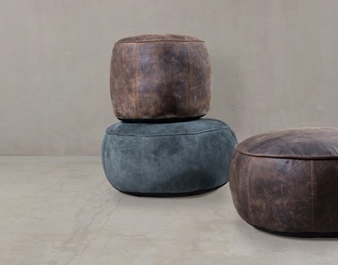 GAMME D’OTTOMANS EN  CUIR KHAN – MARRON  BICOLORE